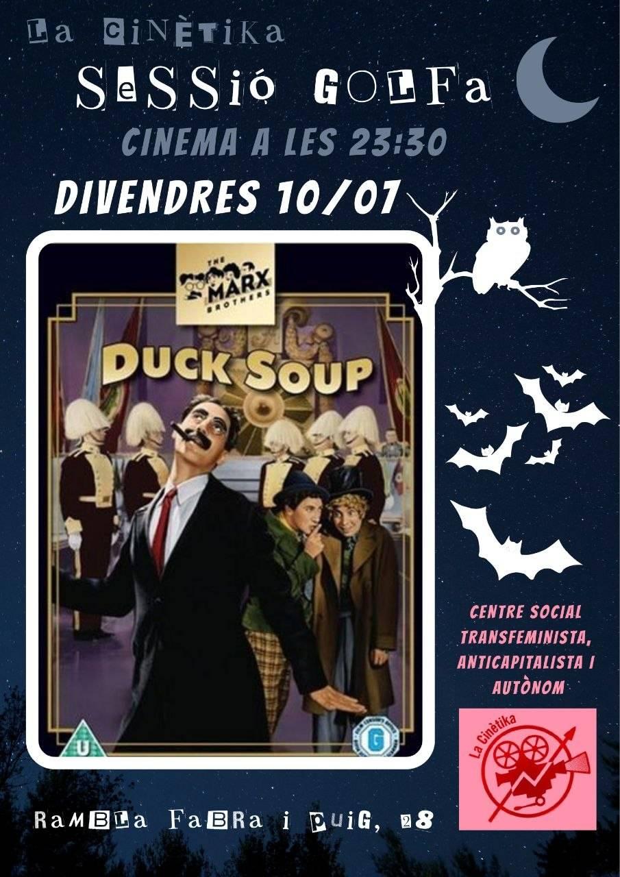 Pòster de la pel·lícula envoltat per motius nocturns, amb dibuixos de ratpenats i mussols, per a assenyalar que és sessió nocturna. El cartell mostra a Groucho Marx.